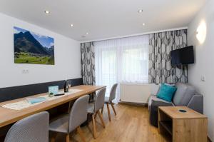 Televízia a/alebo spoločenská miestnosť v ubytovaní St. Florian Appartements