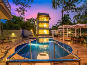 una piscina frente a una casa en Ramatan Resort en Vagator