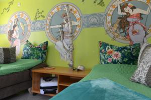 um quarto com uma cama, um sofá e espelhos em Bett _ Bike Romantik _ FH Odin em Grossräschen