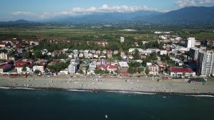 una vista aérea de una playa con un grupo de personas en Festina Lente, en Kobuleti