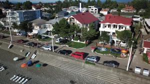 una ciudad con coches estacionados en un estacionamiento en Festina Lente, en Kobuleti