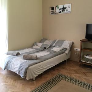 A bed or beds in a room at Csillagkert Vendégház
