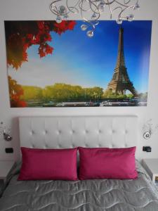 ein Schlafzimmer mit einem Bild des Eiffelturms in der Unterkunft Capital Bed Porto Cesareo in Porto Cesareo