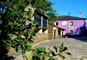 ルーゴにあるCasa de Baixoの紫の木の家