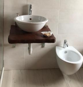 een badkamer met een witte wastafel en een toilet bij Casina Mery Silvia in Rio Marina