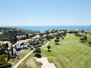 Ett flygfoto av 2 bedroom Villa Destu with private pool and golf views, Aphrodite Hills Resort