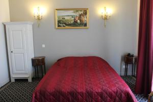 Voodi või voodid majutusasutuse Hôtel Fleur de Lys Hazebrouck toas