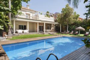 una gran piscina frente a una casa en Villa de Lujo con Jardines y Piscina, en El Puerto de Santa María