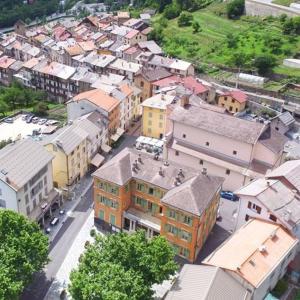 une vue aérienne sur une petite ville avec des bâtiments dans l'établissement Maison Authentique Proche Isola 2000 et Auron, à Isola