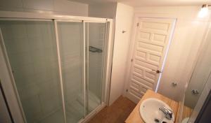 łazienka z prysznicem i umywalką w obiekcie Expoholidays - Apartamentos en primera linea w mieście Aguadulce +37 zdjęć