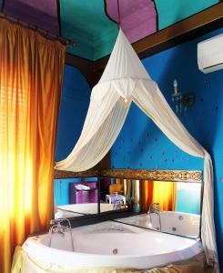 a bathroom with a tub and a mirror at Abali' Gran Sultanato in Palermo