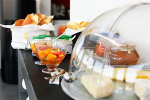 Makanan di atau berdekatan rumah tamu ini