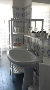 un bagno con vasca e lavandino di I Due Camini a Baraggia di Boca