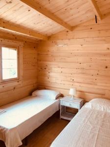 Llit o llits en una habitació de Casas de Maderas Wooden Cabin
