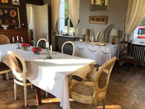 Restavracija oz. druge možnosti za prehrano v nastanitvi Château de Brenon