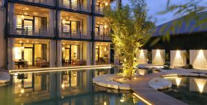 滨湖瓦京康体花园酒店的一栋楼前有游泳池的房子