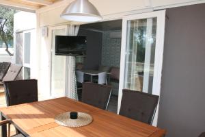 TV a/nebo společenská místnost v ubytování Mobile Homes Katinka, Starigrad Paklenica, Croatia