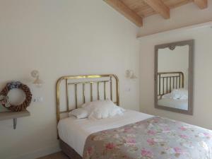 1 dormitorio con cama y espejo en La Bicicleta Casa Rural, en Rada