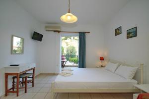 Gambar di galeri bagi Filoxenia di Paralion astros