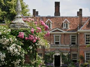 ウィンチェスターにあるLainston Houseの花の前にある古いレンガ造りの家