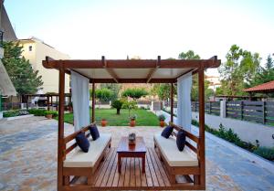 Gambar di galeri bagi Filoxenia di Paralion astros