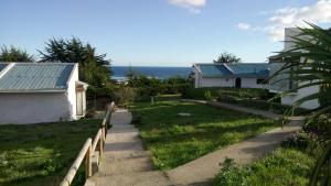 a garden with a fence and a house at Casa San Marcos El Tabo in El Tabo