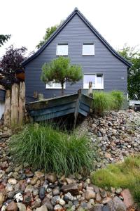 ein Haus mit einem Baum davor in der Unterkunft Auszeit Usedom in Heringsdorf