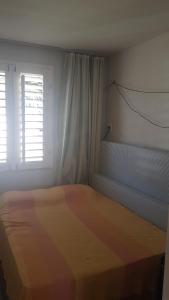 a bedroom with a bed and a window at Apartamento na Praia do MORRO BRANCO - CEARÁ - MB06101 in Beberibe
