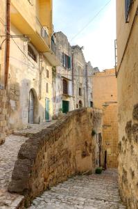 alejka na Starym Mieście z budynkami w obiekcie La Dimora Rupestre w mieście Matera
