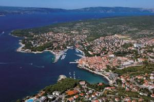 - une vue aérienne sur une ville et un port dans l'établissement Villa Celeia, à Krk