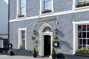 Majutusasutuse Dingle Benners Hotel fassaad või sissepääs