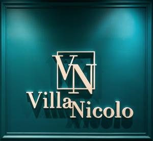 un panneau bleu avec les mots villelda nacho dans l'établissement Hotel Villa Nicolo, à Paris
