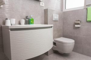 Ένα μπάνιο στο Apartment Sara +38 φωτογραφίες