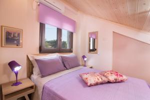 เตียงในห้องที่ Villa Ermioni Apartments