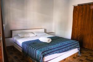 um pequeno quarto com uma cama com duas almofadas em Mellow Hostel em Kuta