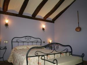 A bed or beds in a room at Apartamentos turísticos La Fuensanta
