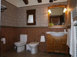 A bathroom at Apartamentos turísticos La Fuensanta Még 25 kép