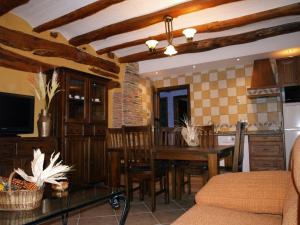 Apartamentos turísticos La Fuensanta في سيلا: مطبخ وغرفة طعام مع طاولة وغرفة طعام