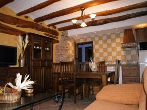 A television and/or entertainment centre at Apartamentos turísticos La Fuensanta