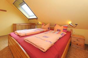 ノイハルリンガージールにあるReit- und Ferienhof Maackのベッドルーム(大型ベッド1台、窓付)