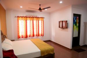 1 dormitorio con cama y ventana en Rexon Residency, en Kattappana