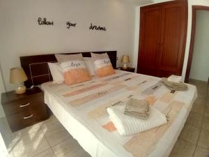 سرير أو أسرّة في غرفة في MimmoMax Playa Cabezo