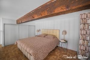 una camera con letto e libreria di Awesome flat with sea view - Dodo et Tartine a Tolone
