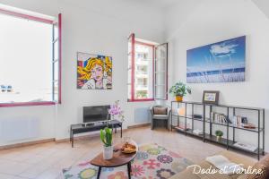 un soggiorno con pareti e finestre bianche di Awesome flat with sea view - Dodo et Tartine a Tolone