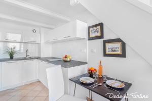 una cucina con armadi bianchi e un tavolo con cibo di Awesome flat with sea view - Dodo et Tartine a Tolone