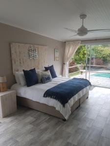 Un dormitorio con una cama grande con almohadas azules. en Log Inn, en East London