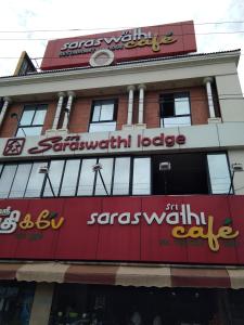 un edificio con un cartel en el costado en Sri Saraswathi Lodge, en Tiruchchirāppalli