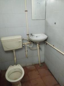 A bathroom at Sri Saraswathi Lodge