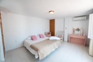 ネルハにあるTUHILLO 3B MENYBERのベッドルーム1室(ピンクの枕が付いたベッド1台付)