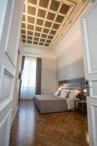 1 dormitorio con 1 cama con techo artesonado en Re Vittorio De Luxe, en Messina